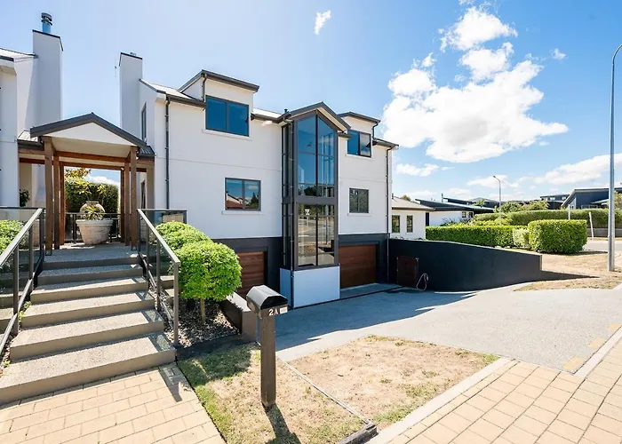Ironside Lakeview Townhouse Holiday home Wanaka